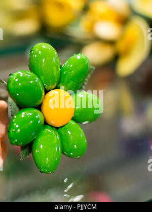 Tradizionale confetti di Sulmona (Italia) nella forma di un fiore Foto Stock