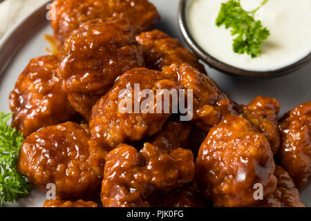 Barbecue disossate di ali di pollo con formaggio blu Foto Stock