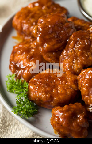 Barbecue disossate di ali di pollo con formaggio blu Foto Stock