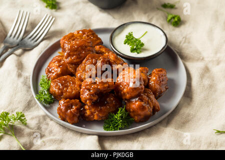 Barbecue disossate di ali di pollo con formaggio blu Foto Stock