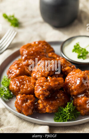 Barbecue disossate di ali di pollo con formaggio blu Foto Stock