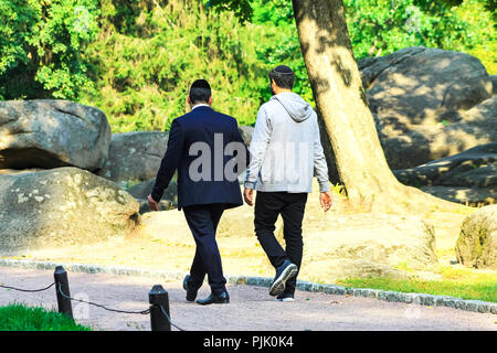 2 uomo, Hasidim ebrei sono a piedi nel parco di Uman, Ucraina, il tempo dell'anno ebraico, Rosh Hashanah Foto Stock