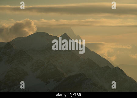 Vista sulla Estergebirge (mountain range) contro il massiccio dello Zugspitze in inverno, vicino a Garmisch, Alpi Bavaresi, Baviera, Germania. Foto Stock