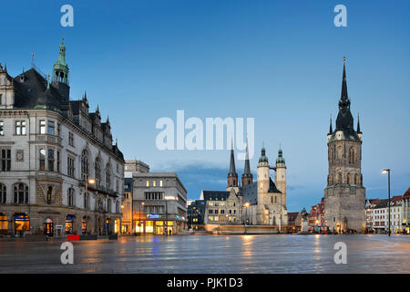 Germania, Sassonia-Anhalt, Halle (Saale), la piazza del mercato, da sinistra a destra il Municipio, mercato di chiesa e torre rossa, crepuscolo, sentieri di luce del tram Foto Stock