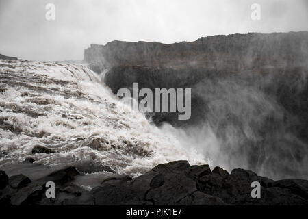 La possente Cascata di Dettifoss in una ruvida ambiente roccioso Foto Stock