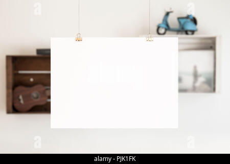 Un foglio bianco con testo libero spazio, sospesa dal soffitto Foto Stock