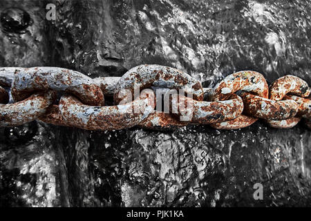Rusty catena di ferro al porto, close-up, dettaglio Foto Stock