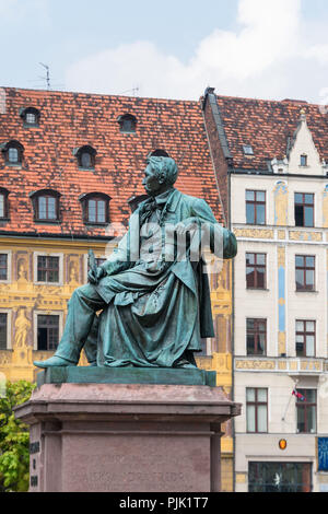 Polonia Wroclaw, città vecchia, la piazza del mercato, monumento Aleksander Fredro Graf Foto Stock