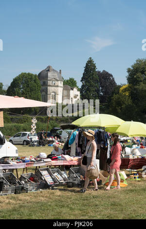 Vide grenier o il bagagliaio della vettura vendita a Châteauneuf-sur-Loire, dipartimento Loiret, Francia, Europa Foto Stock