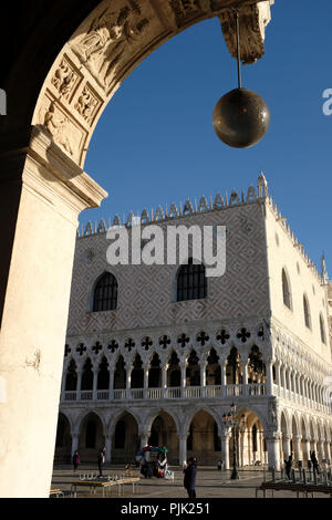 Portici su Piazza San Marco - Vista del Palazzo Ducale di Venezia, Italia Foto Stock