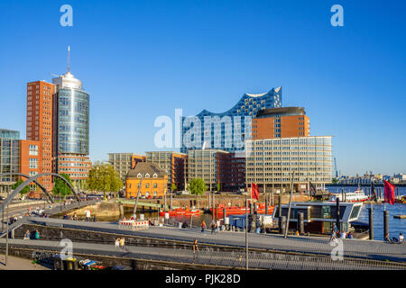 Amburgo, Germania - Maggio 07, 2018: vista dalla stazione metropolitana Baumwall a Hafencity e passeggiando tra i pedoni a tempo soleggiato a Amburgo, Germania. Foto Stock