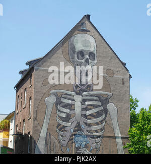 Dipinto di muro di casa, lo scheletro su un edificio residenziale, il vecchio edificio in Bayernstraße, Severinsviertel, Colonia, nella Renania settentrionale-Vestfalia, Germania, Europa Foto Stock