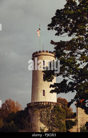 Il punto di riferimento di Bielefeld, il Sparrenburg in autunno Foto Stock