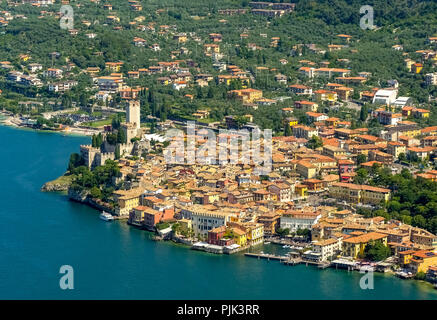 Vista aerea, castello di Malcesine, castello di Malcesine con Harbour, Lago di Garda Lago di Garda Malcesine, Italia settentrionale, Veneto, Italia Foto Stock