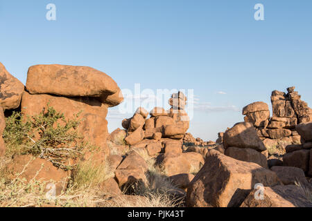 Le formazioni rocciose, creata dal blocco esposizione agli agenti atmosferici, in 'gigantesco parco giochi nei pressi di Keetmanshoop, sud della Namibia Foto Stock