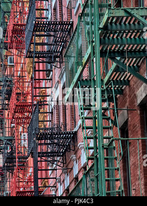 Uscita antincendio Scale su tipici New York edifici in mattoni di Manhattan, New York City, Stati Uniti d'America Foto Stock