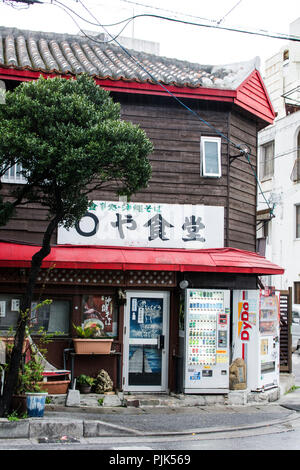 Vecchie case in legno di Naha sull'isola di Okinawa in Giappone Foto Stock