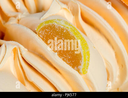 Orange sorbetto gelato al limone su macro. Foto Stock