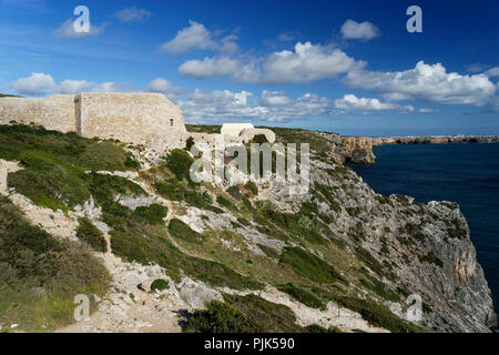 Fortezza Beliche, Fortaleza de Beliche, sulle imponenti coste rocciose di Oceano Atlantico nel Parque Natural do Sudoeste Alentejano e Costa Vicentina tra Sagres e Cabo de Sao Vicente Foto Stock