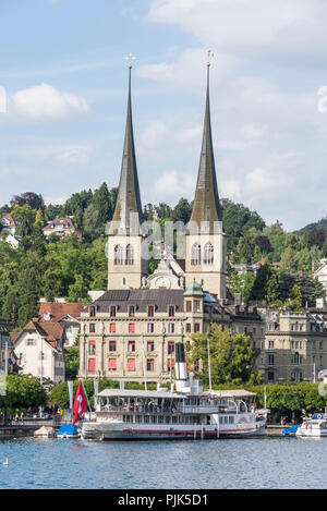 Vista sulla riva nord con la cappella della corte San Leodegar, Lucerna, il Lago di Lucerna, il cantone di Lucerna, Svizzera Foto Stock