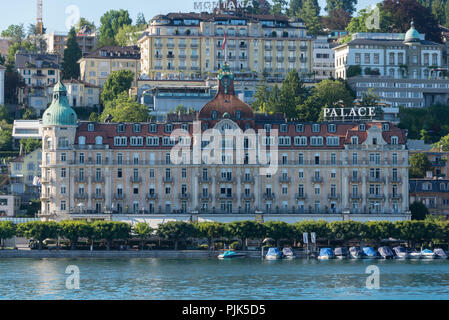 Vista sulla riva settentrionale con Hotel Palace, Lucerna, il Lago di Lucerna, il cantone di Lucerna, Svizzera Foto Stock