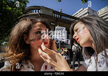 Anti-guerra in marcia di protesta a Londra su western intervento militare in Siria. Foto Stock