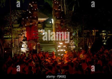 Stile Balinese tradizionale danza del fuoco nel tempio Pura Dalem Ubud, Ubud, Bali, Indonesia Foto Stock