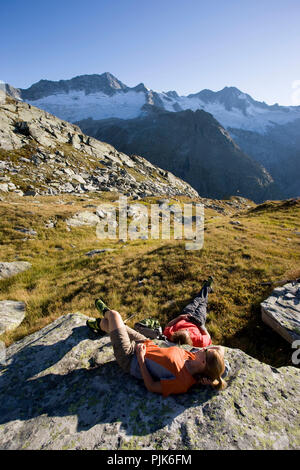 Gli escursionisti sul Corno prendere una pausa, Alpi della Zillertal, Tirolo, Austria. Foto Stock