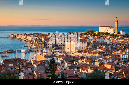 Skyline di pirano durante il tramonto, Slovenia Foto Stock