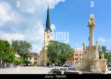 Nove Zamky (Neuhäusl, Neuhäusel), la piazza principale, la Chiesa Cattolica, colonna mariana in Slovacchia, Foto Stock