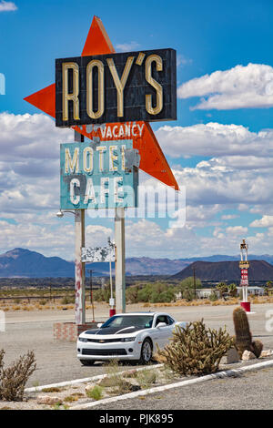 California, Deserto Mojave, San Bernardino County, storica Route 66, Amboy, Roy's Motel, Café, vettura ad alte prestazioni, cactus Foto Stock