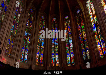 Colorate le finestre di vetro macchiate in l'abside della Cattedrale di Saint-Fulcran in Cannes, Francia Foto Stock