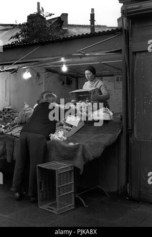 Il Galles, Cardiff City Centre, Hayes mercato all'aperto, 1979, frutta e verdura in stallo impostazione di mattina presto Foto Stock