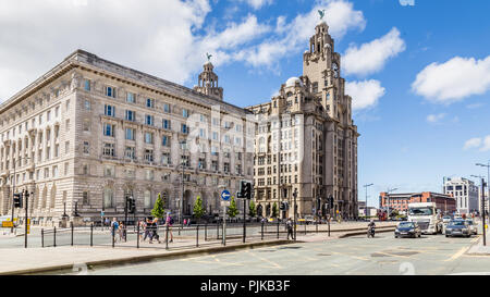 Streetview Royal Liver Building in Liverpool Foto Stock