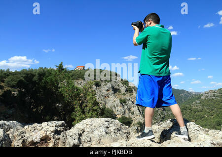 Giovane uomo di scattare le foto della natura nel luogo chiamato El Ventano del Diablo, (la finestra del diavolo), vicino a Cuenca, nella regione di Castilla la Mancha, in Spagna Foto Stock