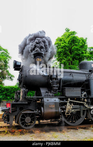 Spesso nero fumo di una annata locomotiva a vapore Foto Stock