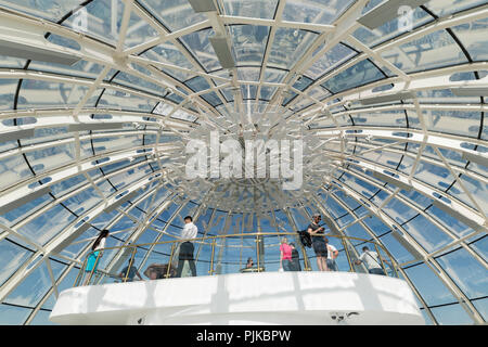 Ad Astana, Kazakistan, 3 Agosto 2018: Interni vista dal ponte di osservazione della Torre di Bayterek in Astana Foto Stock