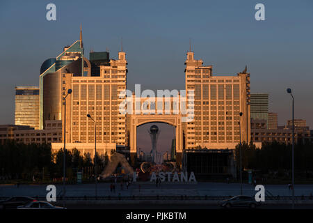 Ad Astana, Kazakistan, 3 Agosto 2018: Complesso di edifici sul National Corporation KazMunaiGas durante il tramonto a Nurzhol Bulvar Foto Stock