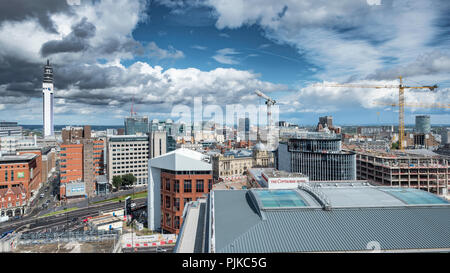 Vista sul centro di Birmingham che mostra la riqualificazione in corso della città. Foto Stock