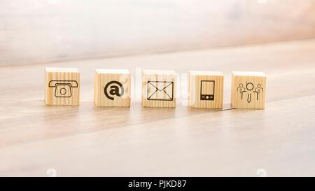 Chiudere i piccoli blocchi di legno assortita con illustrazioni di contatto disposto sulla parte superiore della tavola. Foto Stock