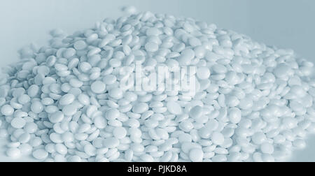 Cumulo di fina e bianca granuli termoplastici su sfondo bianco Foto Stock