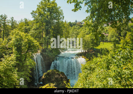 Cascata sul fiume Korana, canyon e bel villaggio di Rastoke vicino a Slunj in Croazia Foto Stock