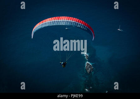 Parapendio oltre oceano Atlantico, costa ovest di Tenerife, La Caleta, isola vulcanica, vista aerea, Isole Canarie, Spagna Foto Stock