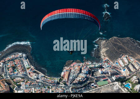 Parapendio oltre oceano Atlantico, costa ovest di Tenerife a La Caleta, isola vulcanica, vista aerea, Isole Canarie, Spagna Foto Stock