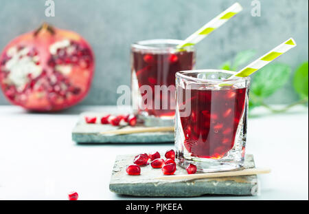 Il succo di melograno con i frutti e le sementi Foto Stock