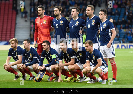 Scozia Team Group. La fila superiore (da sinistra a destra) Craig Gordon, Charlie Mulgrew, John Souttar, Kevin McDonald e John McGinn. Riga inferiore (da sinistra a destra) Stuart Armstrong, Callum McGregor, Andrew Robertson, Kieran Tierney, Leigh Griffiths e Ryan Fraser durante l'amichevole internazionale all'Hampden Park, Glasgow. Foto Stock