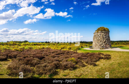 Memorial Cairn presso il campo di battaglia di Culloden vicino a Inverness Foto Stock