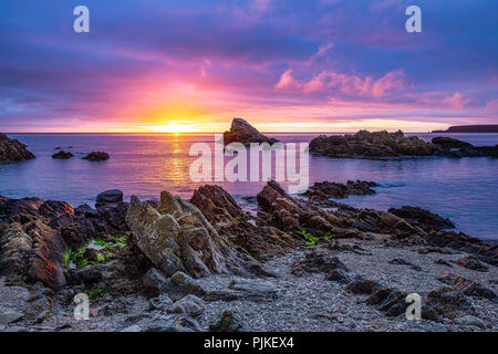 Sunrise a Cullen Bay vicino a Portknockie e Bow fiddle Rock Foto Stock