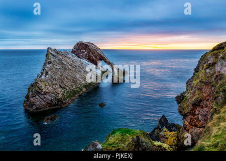 Sunrise a prua fiddle Rock vicino a Portknockie Foto Stock