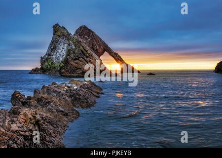 Sunrise a prua fiddle Rock vicino a Portknockie Foto Stock